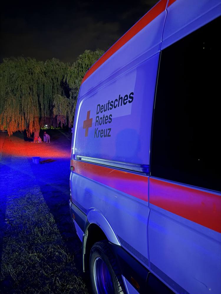 DRK-Fahrzeug bei Nacht